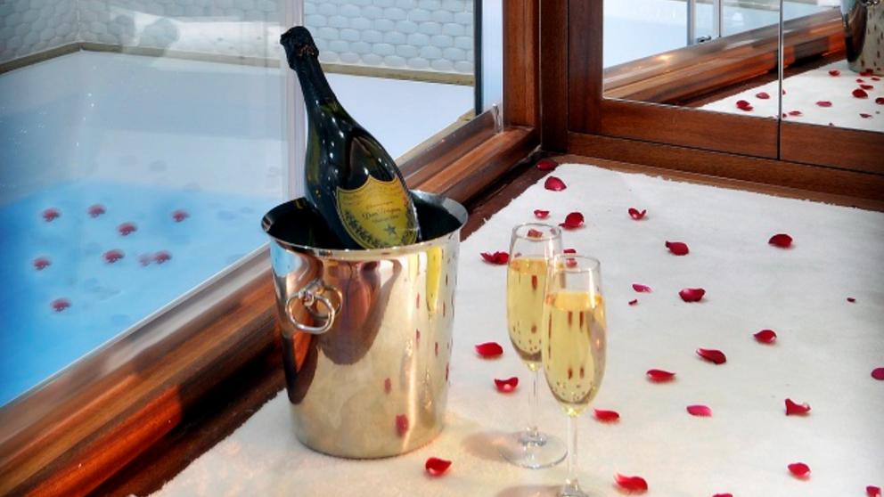Jacuzzi on the Dolce Mare gulet. You can see champagne in a bowl with ice